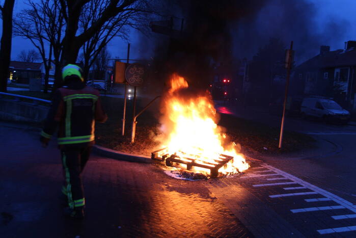 Stapel pallets in brand gestoken