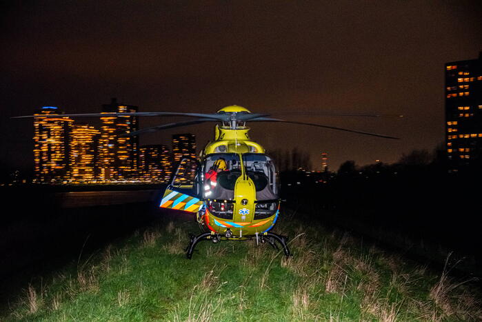 Traumahelikopter ''parkeert'' op dijk