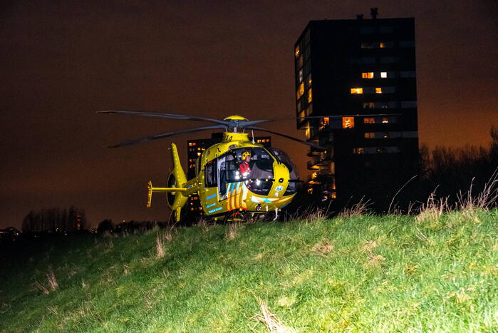 Traumahelikopter ''parkeert'' op dijk