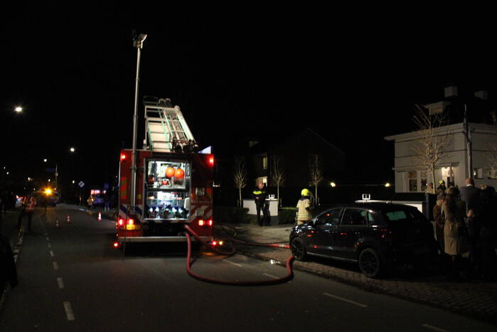Brandweer blust brand in woning
