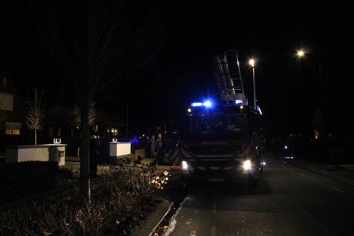 Brandweer blust brand in woning