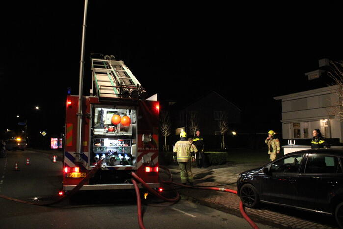 Brandweer blust brand in woning