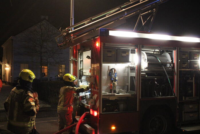 Brandweer blust brand in woning
