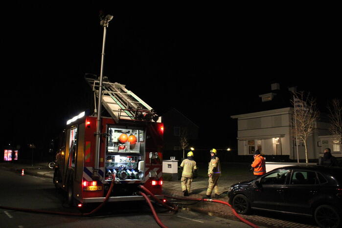 Brandweer blust brand in woning