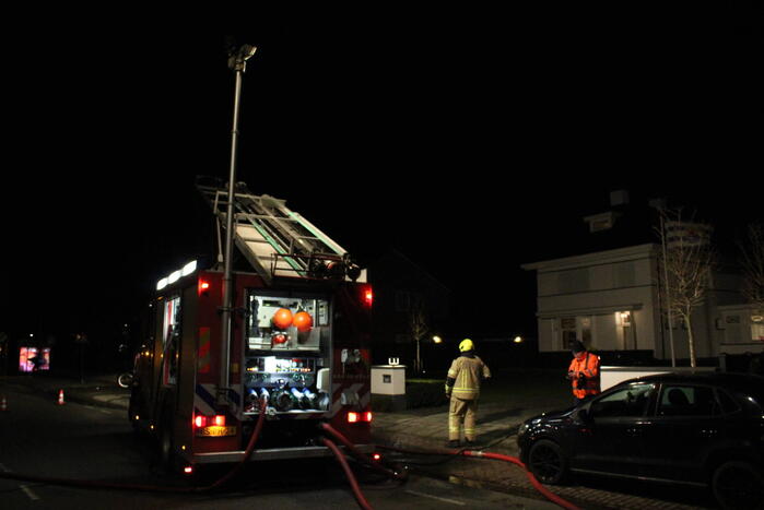 Brandweer blust brand in woning