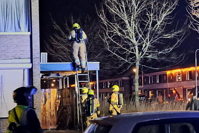 Schutting brandt af tegen overkapping aan