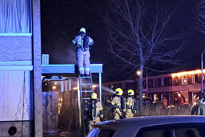 Schutting brandt af tegen overkapping aan