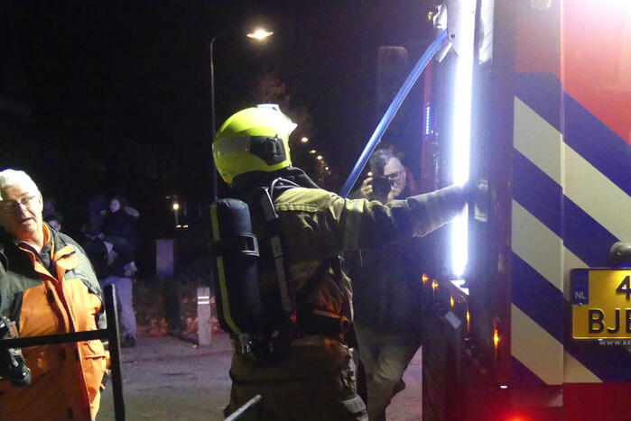 Schutting brandt af tegen overkapping aan