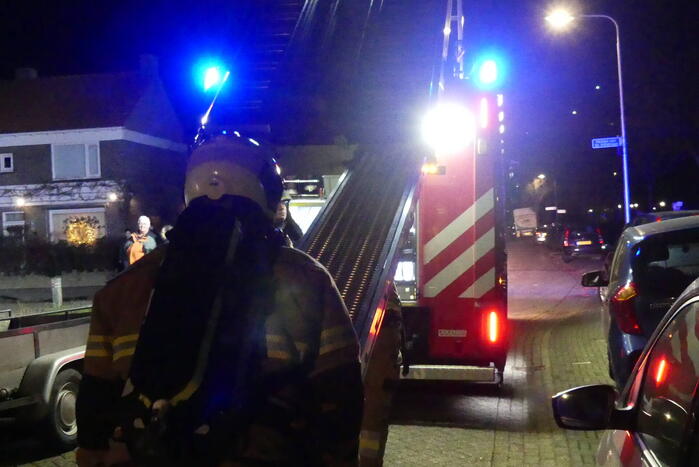 Schutting brandt af tegen overkapping aan