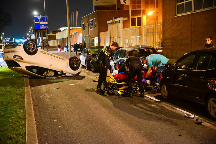 Gewonde nadat auto over de kop slaat