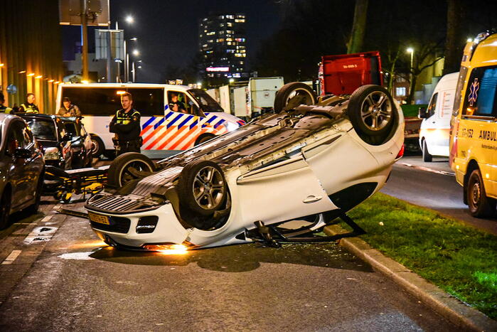 Gewonde nadat auto over de kop slaat