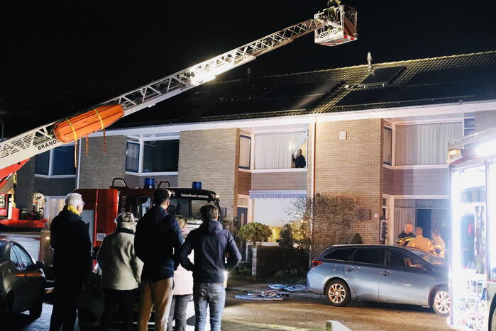 Brandweer blust brand in zonneboiler