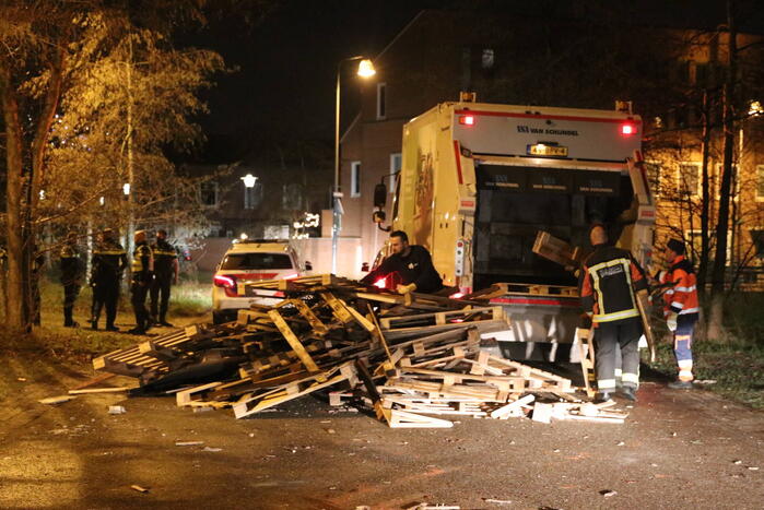 Hulpdiensten bekogeld met zwaar vuurwerk