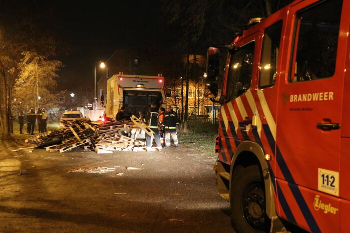 Hulpdiensten bekogeld met zwaar vuurwerk