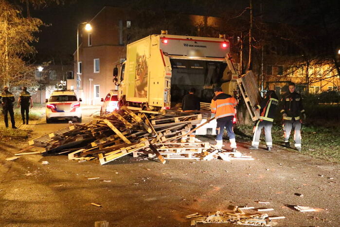 Hulpdiensten bekogeld met zwaar vuurwerk