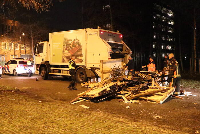 Hulpdiensten bekogeld met zwaar vuurwerk