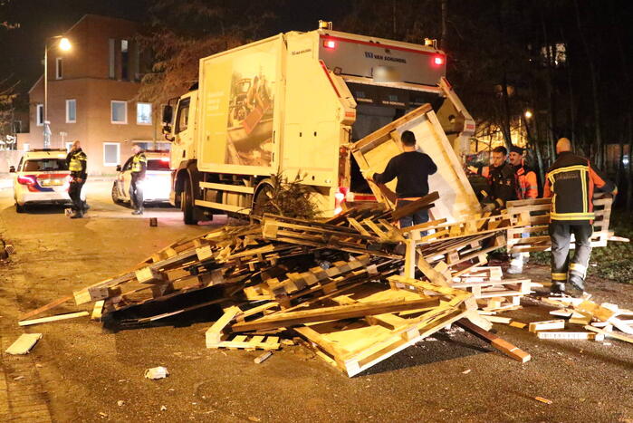 Hulpdiensten bekogeld met zwaar vuurwerk