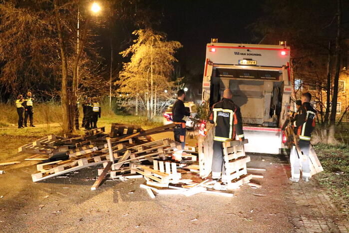 Hulpdiensten bekogeld met zwaar vuurwerk