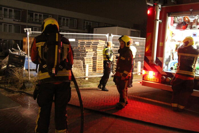 Brandweer blust brand op bouwterrein