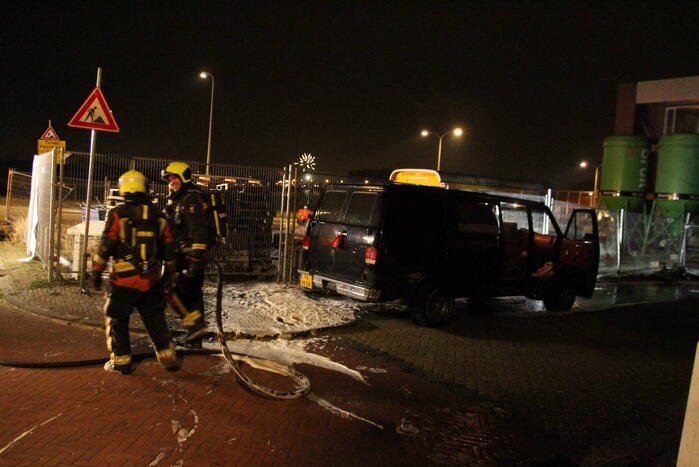 Brandweer blust brand op bouwterrein