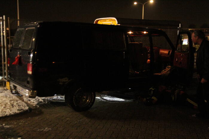 Brandweer blust brand op bouwterrein