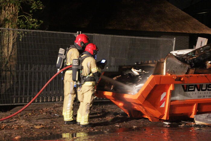 Forse bouwcontainer in brand naast nieuwbouwwoning