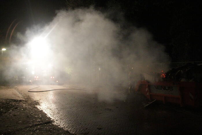 Forse bouwcontainer in brand naast nieuwbouwwoning