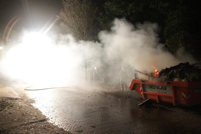 Forse bouwcontainer in brand naast nieuwbouwwoning