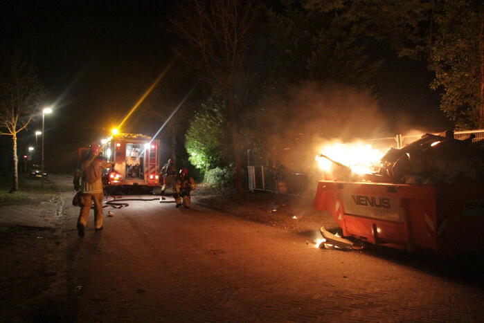 Forse bouwcontainer in brand naast nieuwbouwwoning