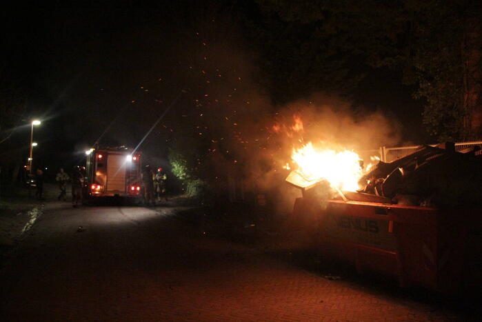 Forse bouwcontainer in brand naast nieuwbouwwoning