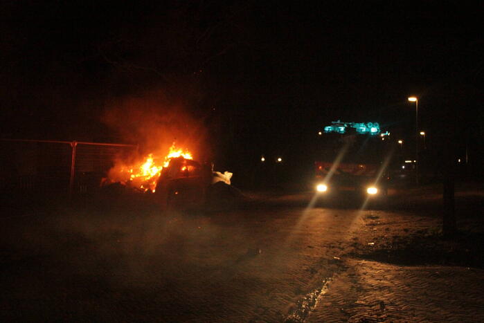 Forse bouwcontainer in brand naast nieuwbouwwoning