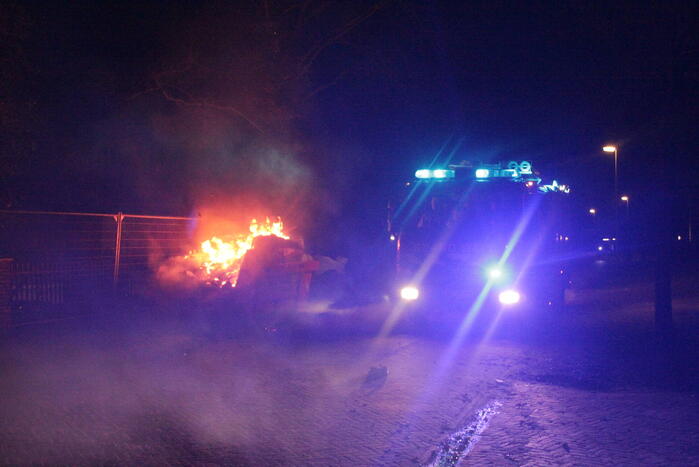 Forse bouwcontainer in brand naast nieuwbouwwoning