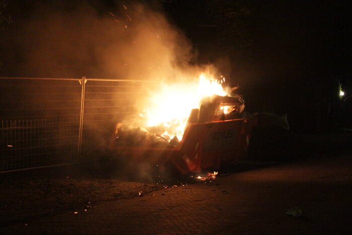 Forse bouwcontainer in brand naast nieuwbouwwoning