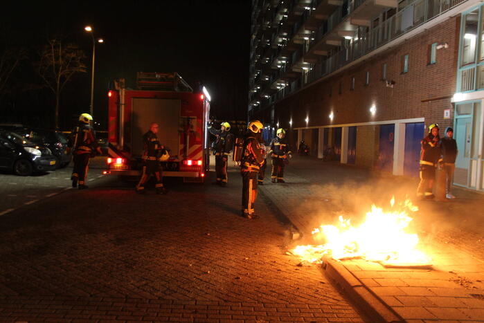 Brandweer blust brandend afval