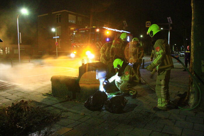 Brandweer blust brand in ondergrondse container