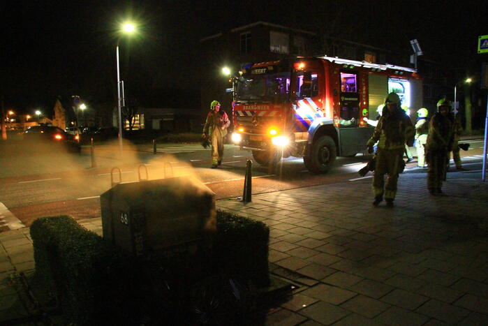 Brandweer blust brand in ondergrondse container