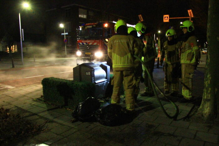 Brandweer blust brand in ondergrondse container