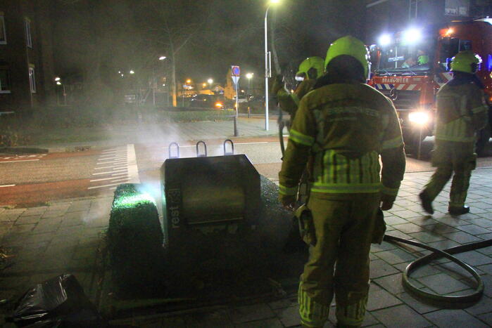 Brandweer blust brand in ondergrondse container