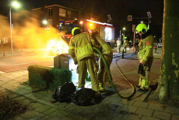 Brandweer blust brand in ondergrondse container