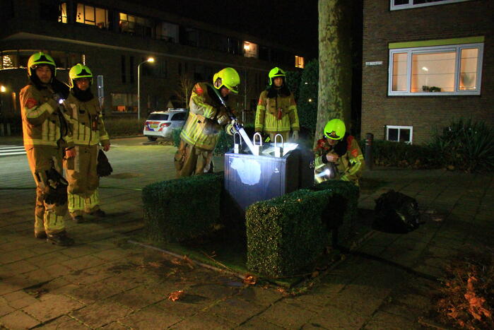 Brandweer blust brand in ondergrondse container