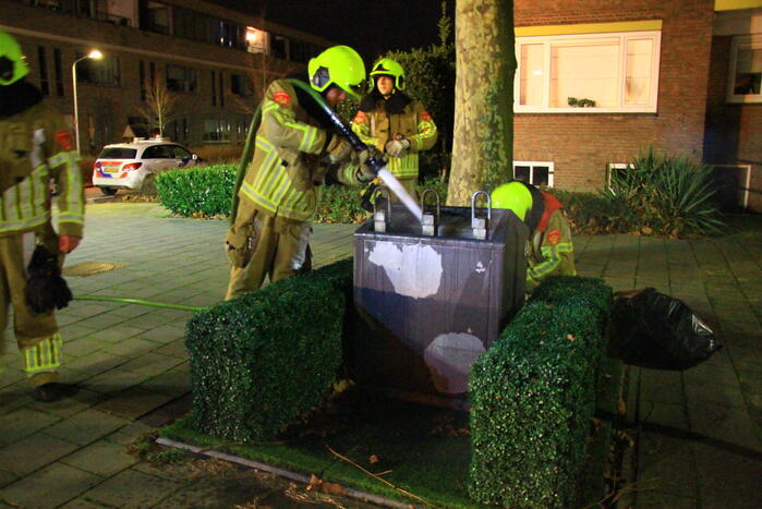 Brandweer blust brand in ondergrondse container