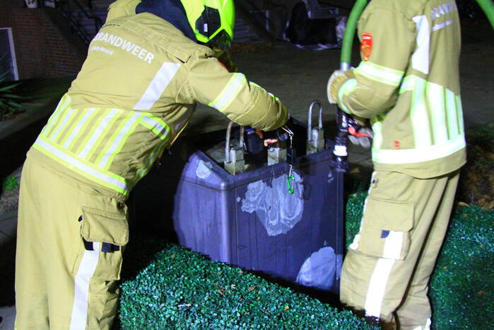 Brandweer blust brand in ondergrondse container