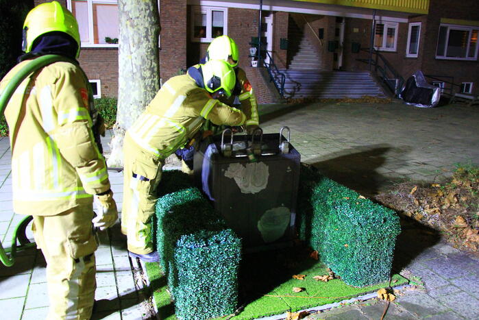 Brandweer blust brand in ondergrondse container