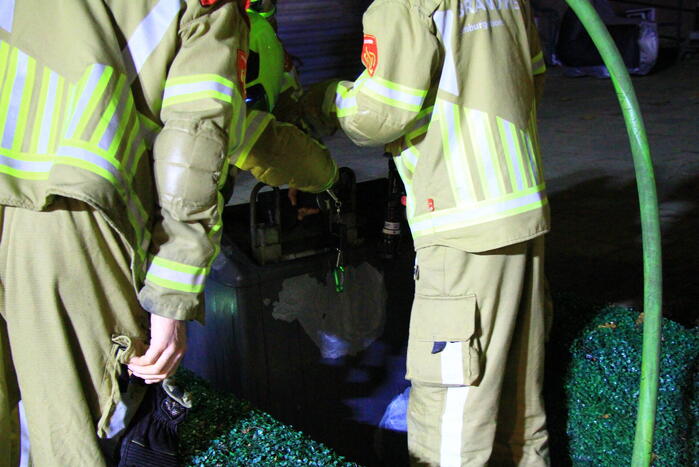 Brandweer blust brand in ondergrondse container