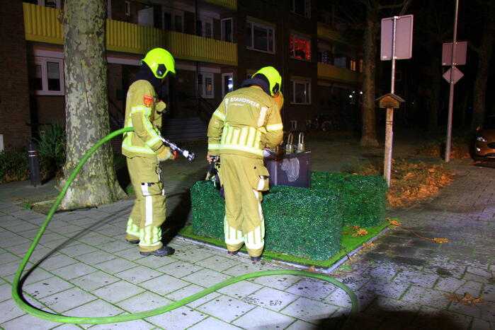 Brandweer blust brand in ondergrondse container