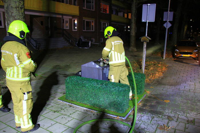Brandweer blust brand in ondergrondse container