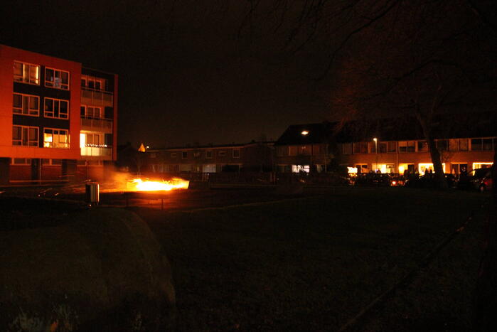 Brandweer blust flinke brand op skatepark