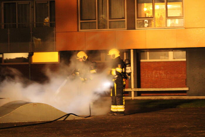Brandweer blust flinke brand op skatepark