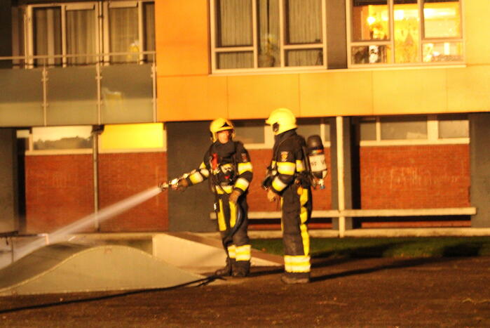 Brandweer blust flinke brand op skatepark