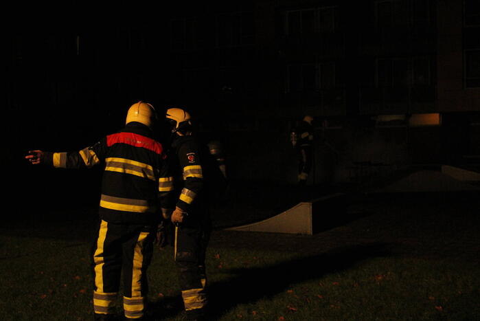 Brandweer blust flinke brand op skatepark